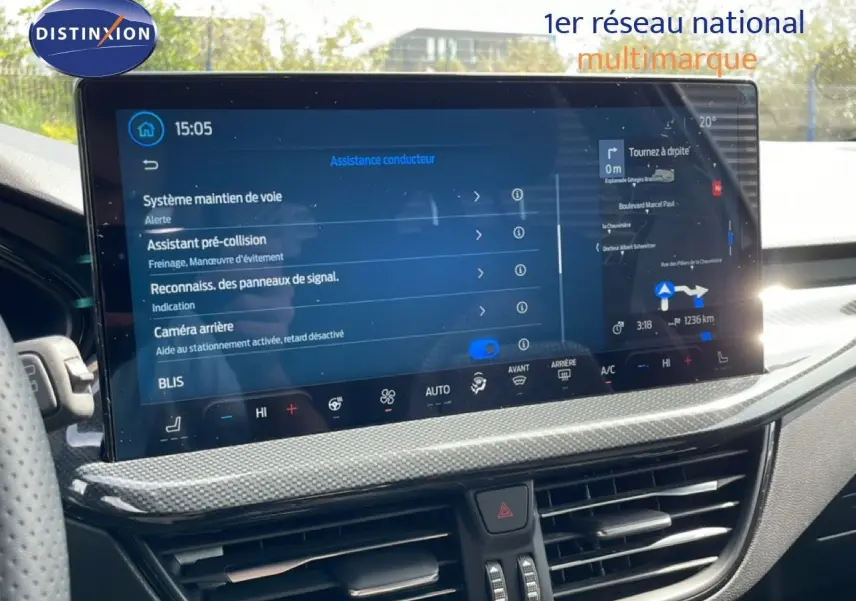 Vue intérieure du tableau de bord de la Ford Focus SW 2023 avec écran tactile affichant les aides à la conduite.