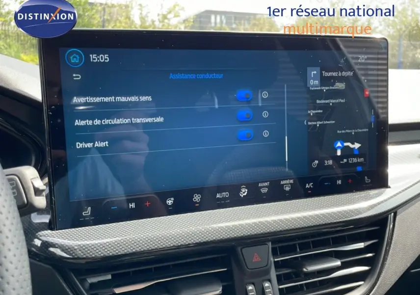Écran tactile central du tableau de bord de la Ford Focus SW 2023, affichant les aides à la conduite et la navigation.