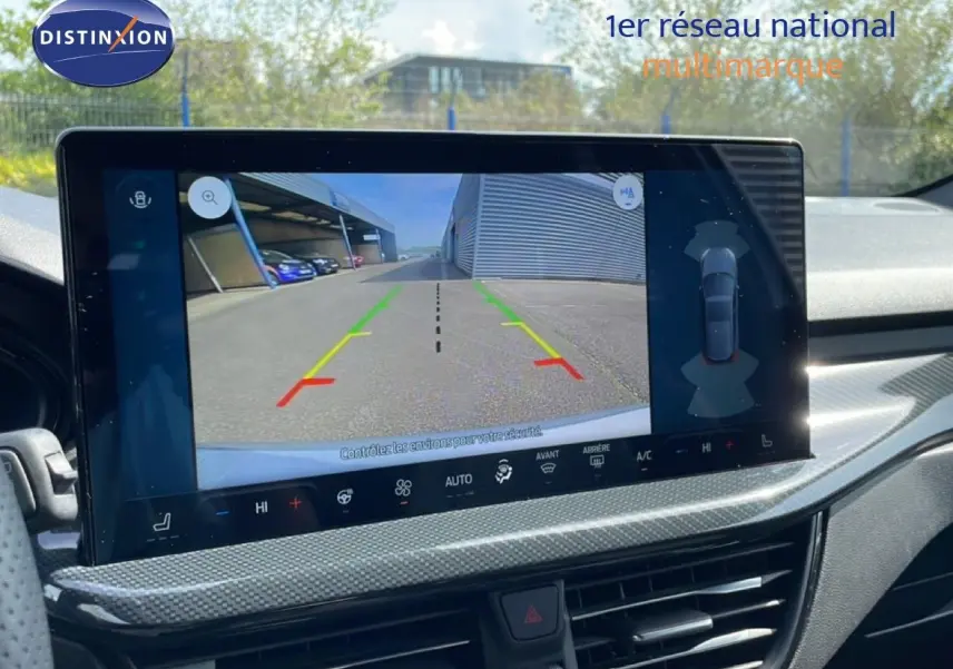Écran tactile intérieur montrant la caméra de recul d'une Ford Focus SW gris lunaire, tableau de bord moderne.