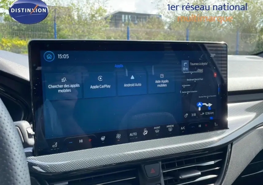 Écran tactile central du tableau de bord de la Ford Focus SW 2023, affichant navigation et options connectées.