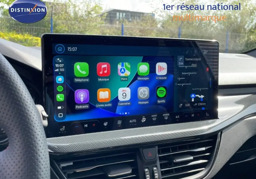 Vue intérieure centrée sur l'écran tactile multimédia de la Ford Focus SW 2023, affichant les applications connectées.