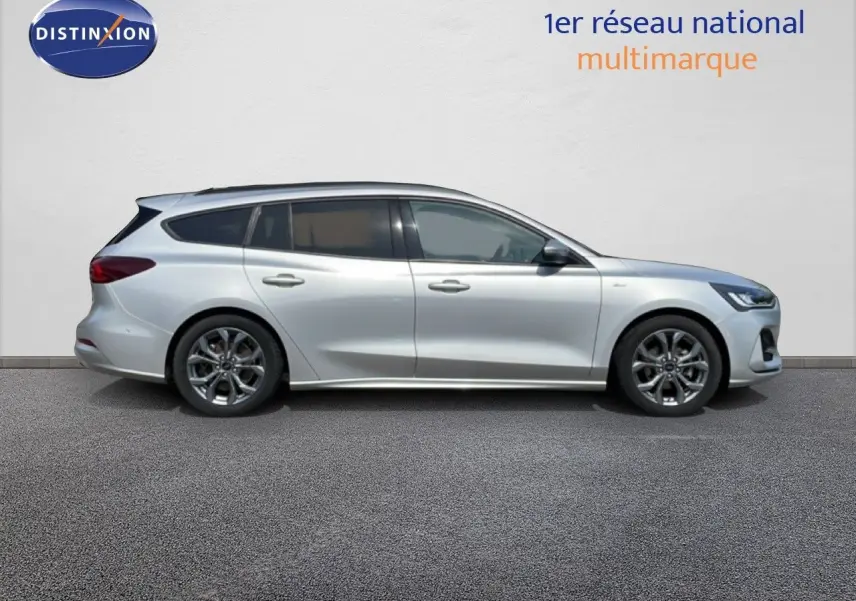 Ford Focus SW 2023 gris lunaire métal vue de profil côté gauche, finition ST-Line X avec jantes alliage.