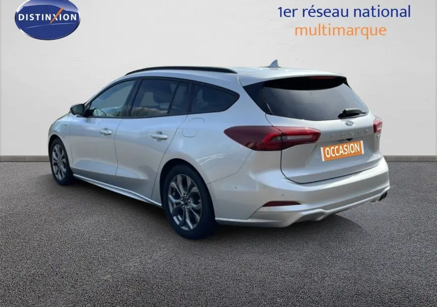 Vue 3/4 arrière droite d'une Ford Focus SW gris lunaire métal avec vitres teintées et jantes alliage.