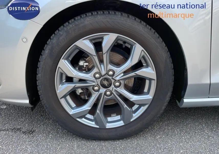 Gros plan sur la roue avant droite gris lunaire métal de la Ford Focus SW 2023 avec jante alliage distinctive.