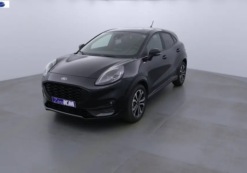 Ford Puma 1.0 EcoBoost MHEV 155ch ST-Line noir agate métal en 3/4 avant droit avec jantes bi-ton.