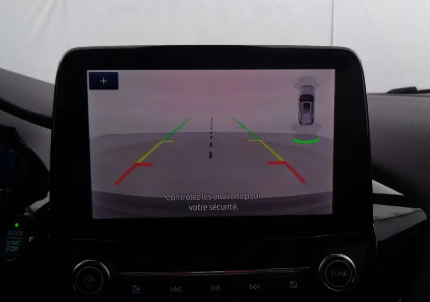 Écran central affichant la caméra de recul avec guidage coloré dans un Ford Puma noir agate 2022, vue intérieure.