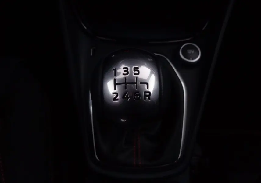 Le levier de vitesses manuel 6 rapports du Ford Puma 1.0 EcoBoost noir, vu en gros plan dans l'habitacle.