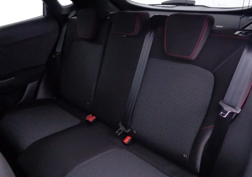 Vue rapprochée des sièges arrière noirs avec surpiqûres rouges du Ford Puma 2022 finition ST-Line.