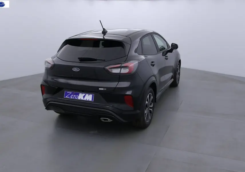 Vue 3/4 arrière droite d'une Ford Puma noire Agate Metal avec feux arrière LED et jantes alliage bicolores.