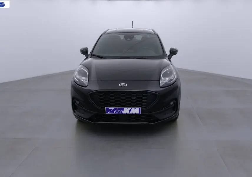 Vue frontale d'une Ford Puma noir agate métal avec calandre hexagonale et phares LED distinctifs.