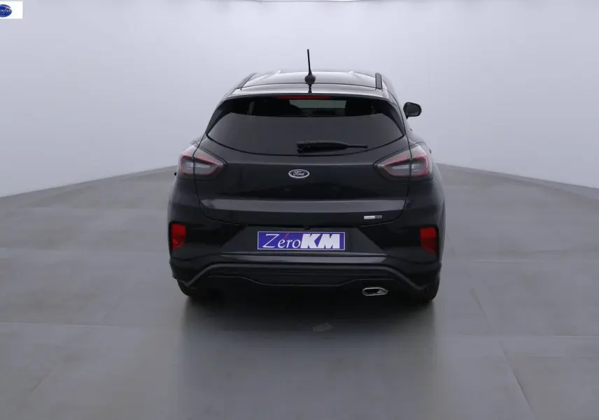 Vue arrière d'une Ford Puma noire Agate Metal avec feux LED et sortie d'échappement visible côté droit.