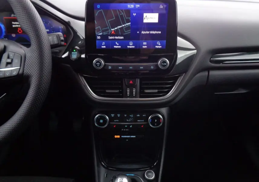 Intérieur du Ford Puma 2022 noir agate, vue centrale sur la console avec écran tactile et levier de vitesses manuel.