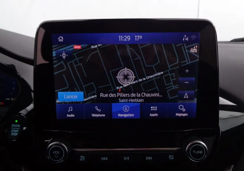 Écran tactile central de navigation affichant une carte, dans le tableau de bord noir d'une Ford Puma 2022.