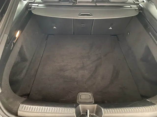 Coffre vide noir de la Mercedes CLA 200 d Business Line 2021, vue plongeante depuis l'ouverture arrière.