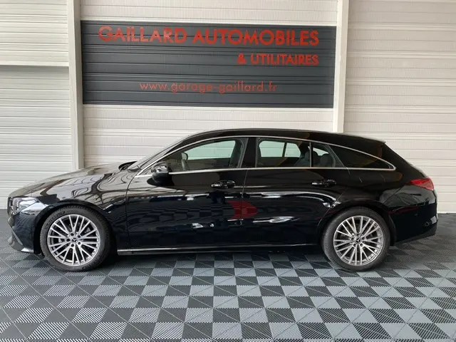 Vue latérale droite d'une Mercedes Classe CLA Shooting Brake noire, élégante avec jantes alliage et lignes fluides.