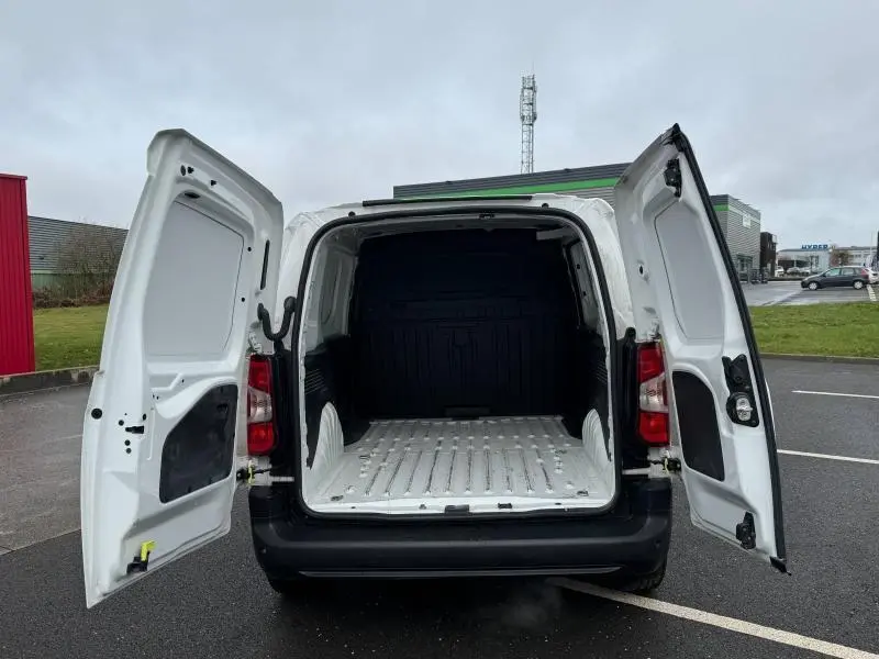 Vue arrière du Citroën Berlingo Fourgon blanc Banquise avec portes battantes ouvertes montrant l'espace de chargement vide.
