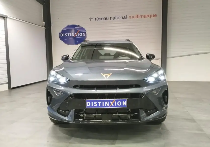 Vue avant d'un CUPRA Formentor 2.0 TDI 150 DSG 7 en gris Magnetic Tech avec logo CUPRA lumineux au centre du capot.