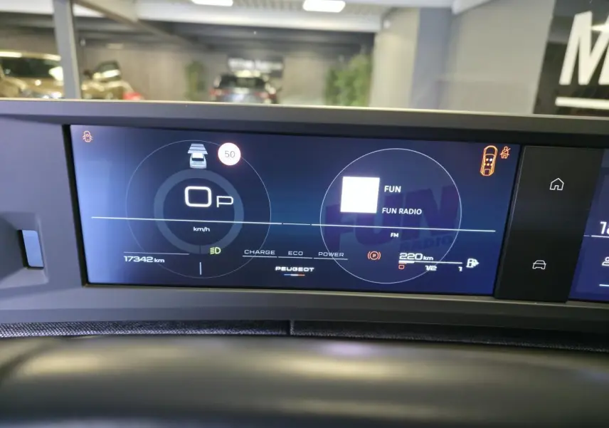 Affichage numérique du tableau de bord du Peugeot 3008 hybride, vue frontale centrée sur les compteurs et informations de conduite.