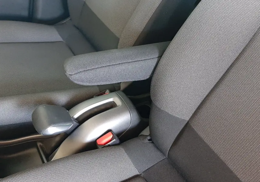 Gros plan sur les sièges avant gris tissu et frein à main de la Citroën C3 Aircross 2021 version Shine.