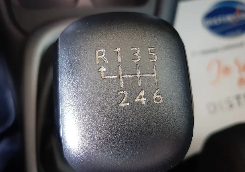 Gros plan sur le levier de vitesses manuel noir de la Citroën C3 Aircross sable métal, montrant le schéma des 6 rapports et la marche arrière.