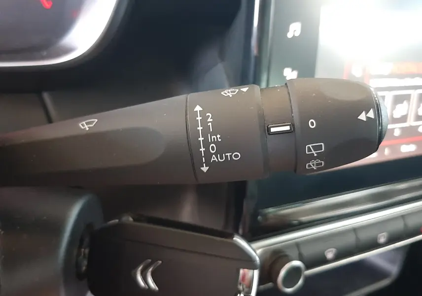 Gros plan sur la commande d'essuie-glace et la clé de contact dans l'habitacle gris du Citroën C3 Aircross 2021 sable métal.