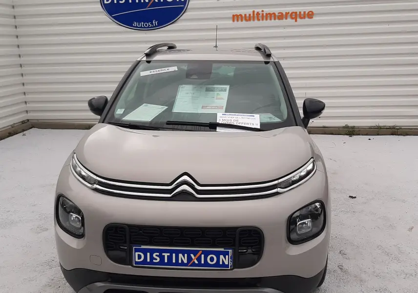 Vue frontale du Citroën C3 Aircross sable métal 2021, avec calandre distinctive et plaques Distinxion visibles.