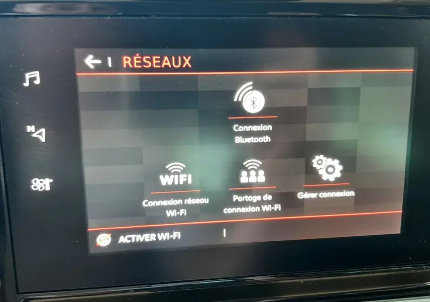 Écran tactile central du Citroën C3 Aircross 2021 affichant les options de connexion Wi-Fi et Bluetooth.