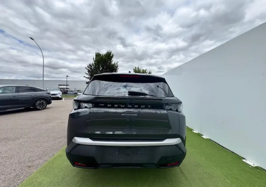 Vue arrière d'un Peugeot 5008 gris titane avec toit noir, feux arrière à LED 3 griffes et hayon motorisé.