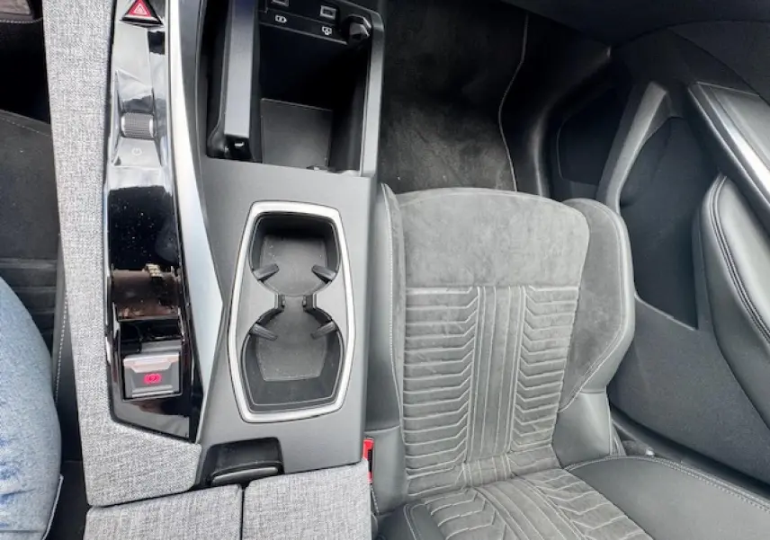 Gros plan sur la console centrale et le siège avant en Alcantara gris du Peugeot 5008 2024 finition GT.