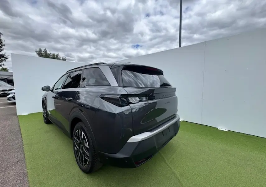 Peugeot 5008 gris titane avec toit noir, vue 3/4 arrière droit, jantes alliage noires et vitres teintées.