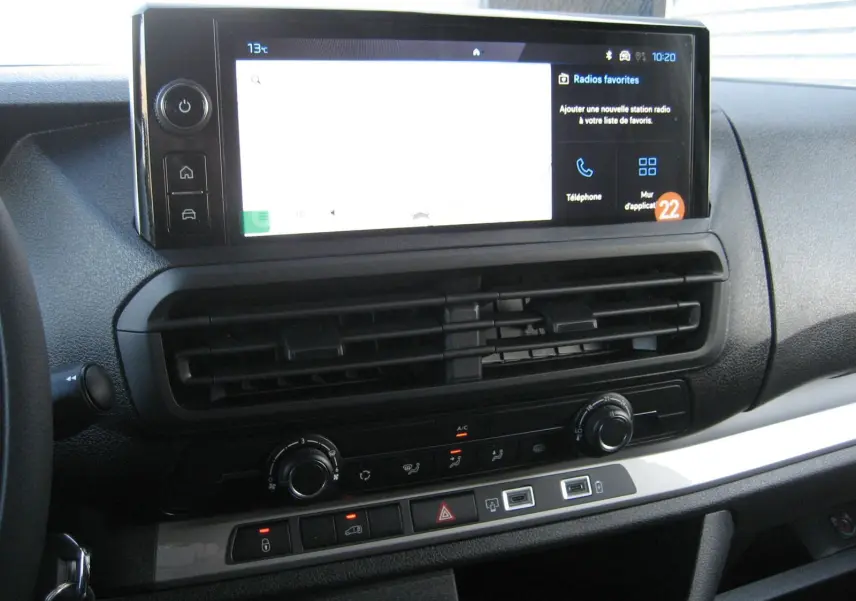 Tableau de bord du Peugeot Expert Fourgon blanc 2025, vue rapprochée sur l'écran tactile et commandes climatisation.