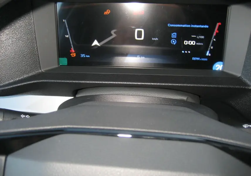 Tableau de bord numérique du Peugeot Expert Fourgon 2025, affichant la consommation instantanée et la vitesse à zéro.