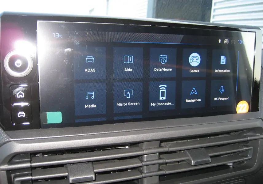 Écran tactile central du tableau de bord du Peugeot Expert Fourgon blanc, affichant le menu des applications.