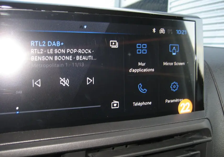 Écran tactile multimédia affichant la radio et les options de connexion dans l'habitacle du Peugeot Expert Fourgon blanc.