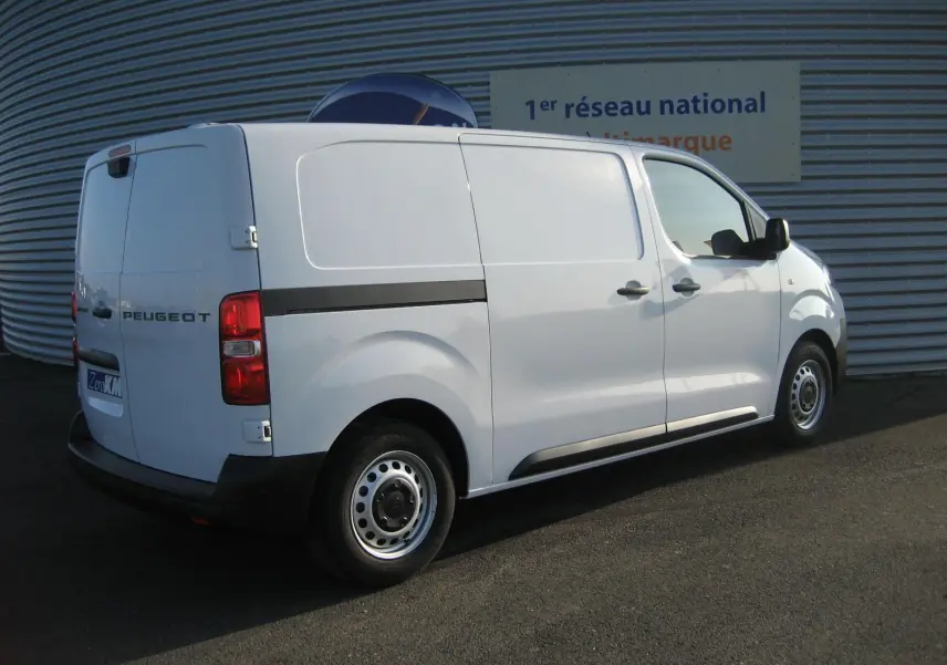 Peugeot Expert Fourgon blanc vu en 3/4 arrière côté droit, avec portes latérales et jantes acier simples.