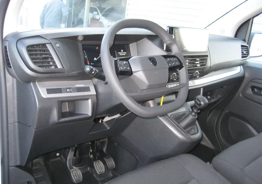 Intérieur du Peugeot Expert Fourgon 2025 montrant le tableau de bord et volant côté conducteur avec boîte manuelle.