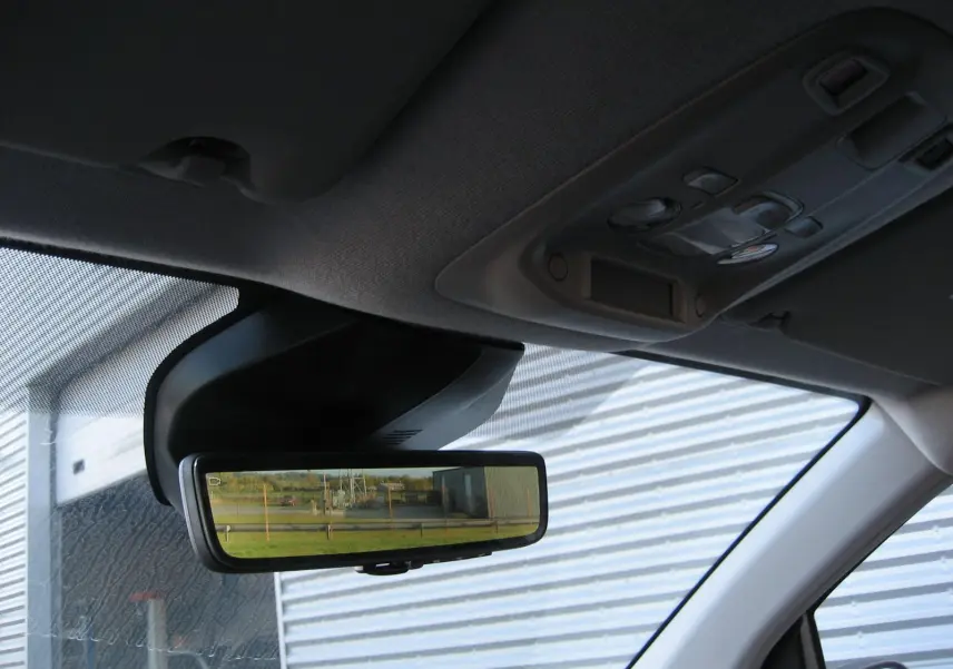Rétroviseur intérieur numérique du Peugeot Expert Fourgon blanc, vue côté passager avec affichage caméra arrière.