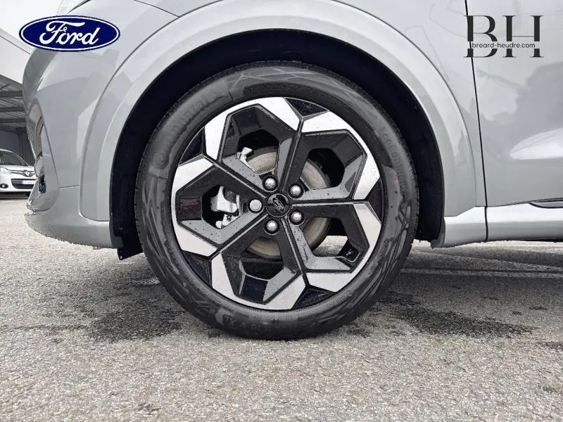 Gros plan sur la roue avant gauche du Ford Puma gris Solar Métallisée avec jante alu au design hexagonal.