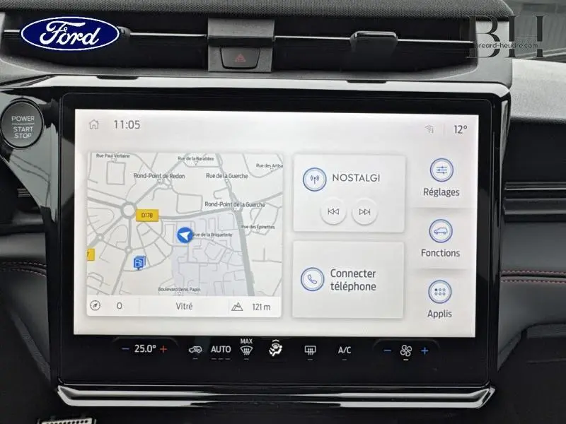 Écran tactile central du Ford Puma 2025 gris Solar Métallisé affichant GPS et commandes multimédia, vue intérieure frontale.