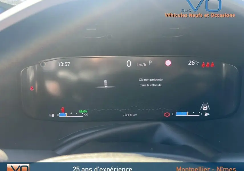 Tableau de bord numérique du Jeep Renegade 2024 affichant vitesse, température et autonomie essence en intérieur véhicule.