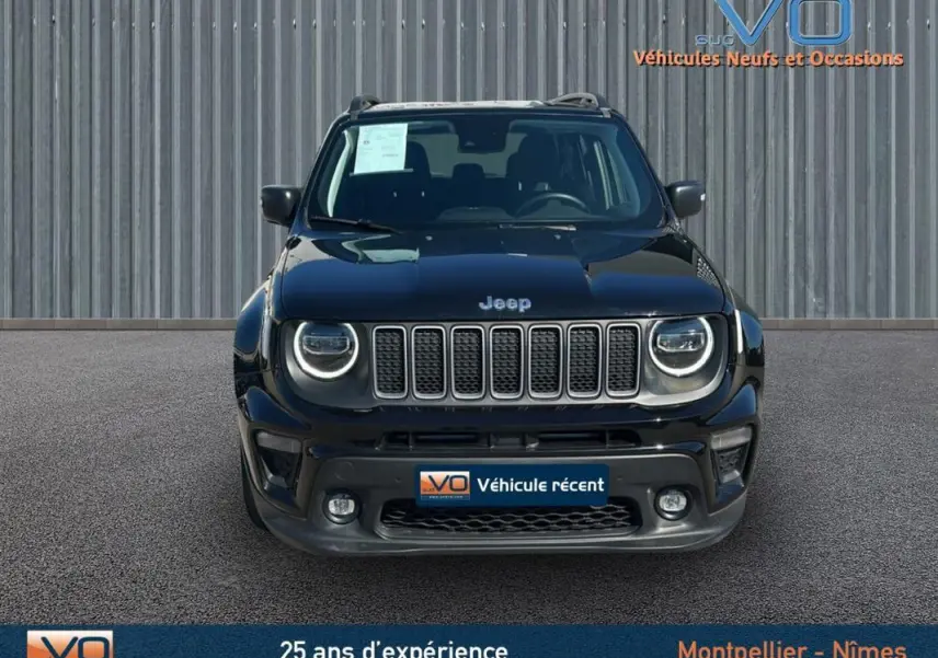 Vue frontale d'un Jeep Renegade noir 2024 avec calandre à sept fentes et phares ronds allumés.