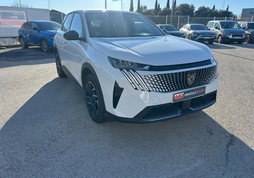 Vue 3/4 avant d’un Peugeot 3008 Hybrid blanc avec calandre distinctive et jantes alliage noires de 19 pouces.