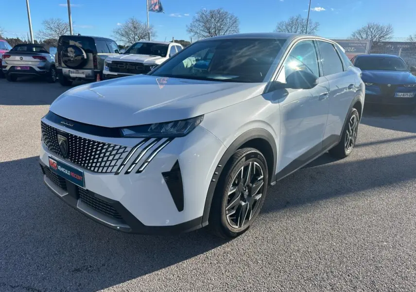 Peugeot 3008 Hybrid blanc vue 3/4 avant droit, avec calandre distinctive et jantes alliage 19 pouces.