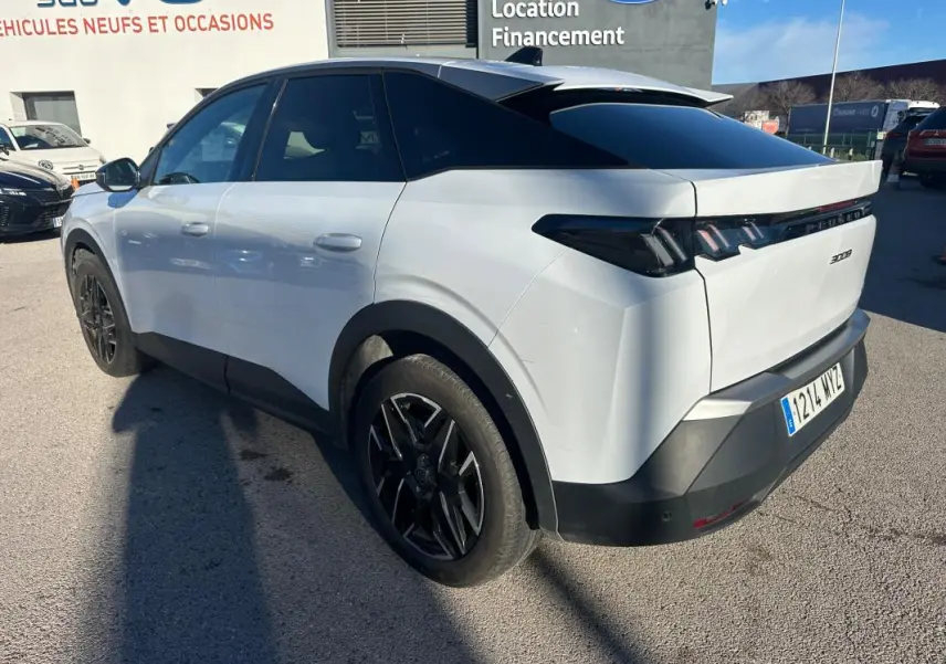 Vue 3/4 arrière droite du Peugeot 3008 Hybrid blanc avec jantes alliage noires de 19 pouces.