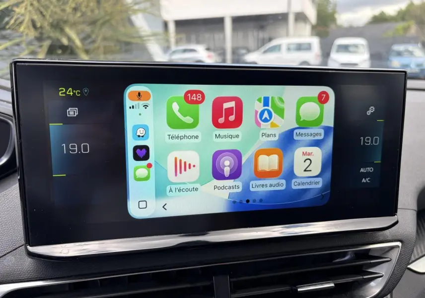 Écran tactile central du Peugeot 3008 Plug-in Hybrid affichant Apple Carplay avec commandes climatisation à 19°C.
