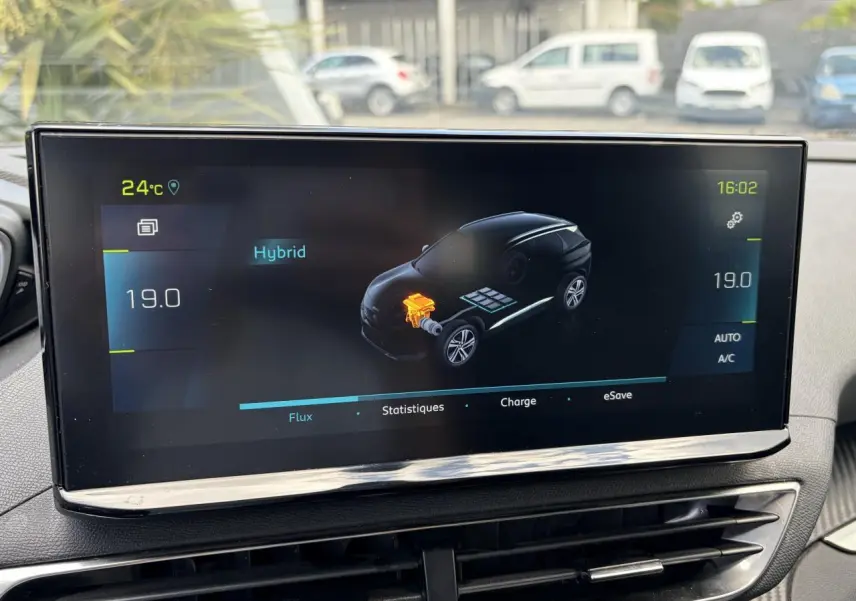 Écran tactile intérieur du Peugeot 3008 Plug-in Hybrid affichant le mode hybride et la gestion de la charge.