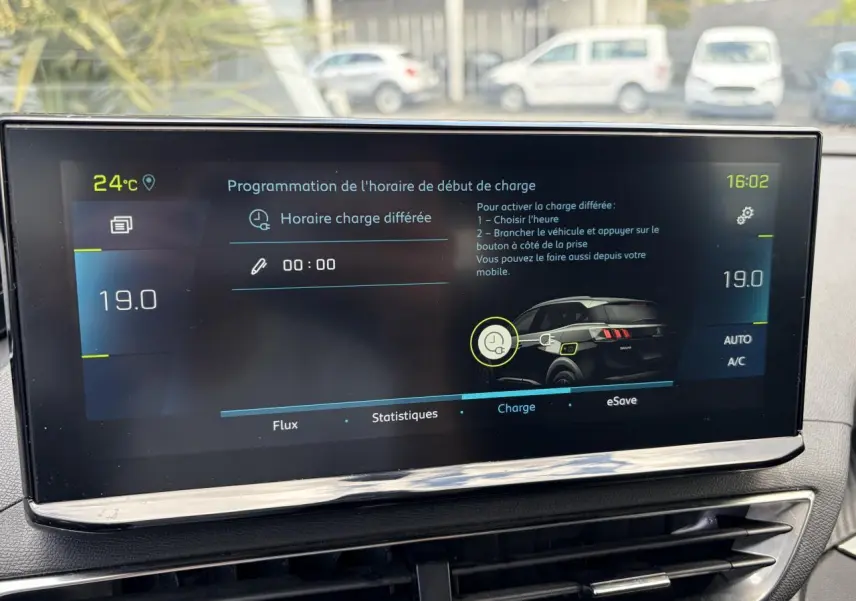 Écran tactile intérieur du Peugeot 3008 Plug-in Hybrid affichant la programmation de la charge différée.