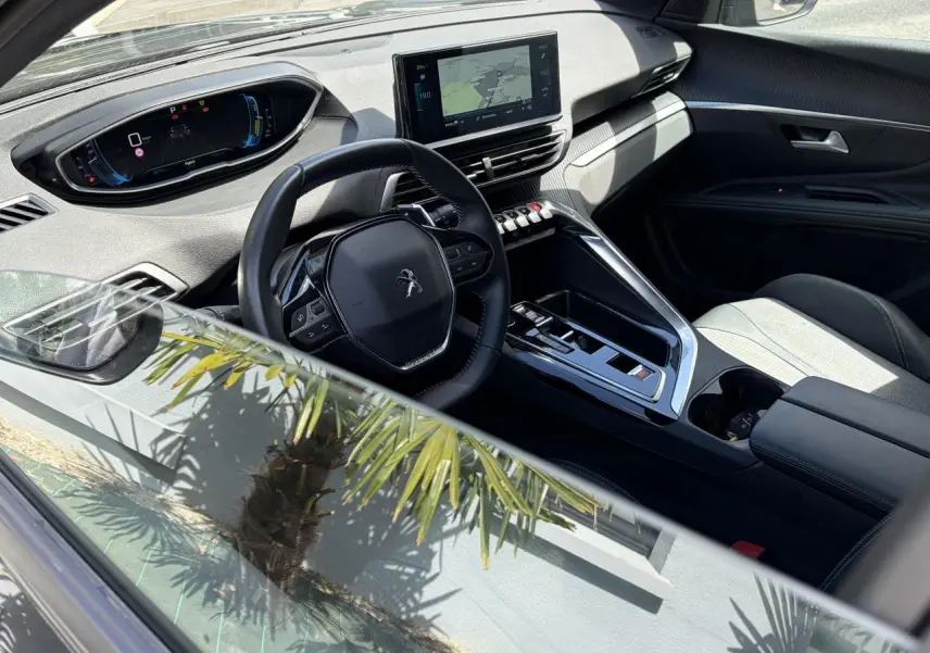 Vue intérieure côté conducteur du Peugeot 3008 Plug-in Hybrid 2024, avec tableau de bord numérique et écran tactile central.