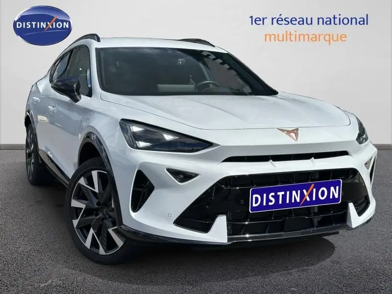Vue 3/4 avant d'une CUPRA Formentor blanc Nevada métallisé avec calandre noire et jantes alu distinctives.