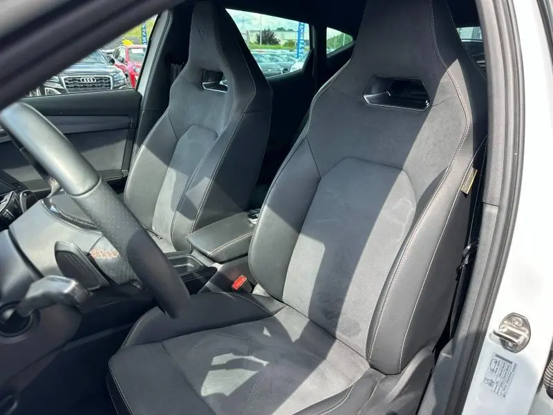 Vue intérieure côté conducteur montrant les sièges sport en textile et TEP noir de la CUPRA Formentor blanc Nevada 2025.